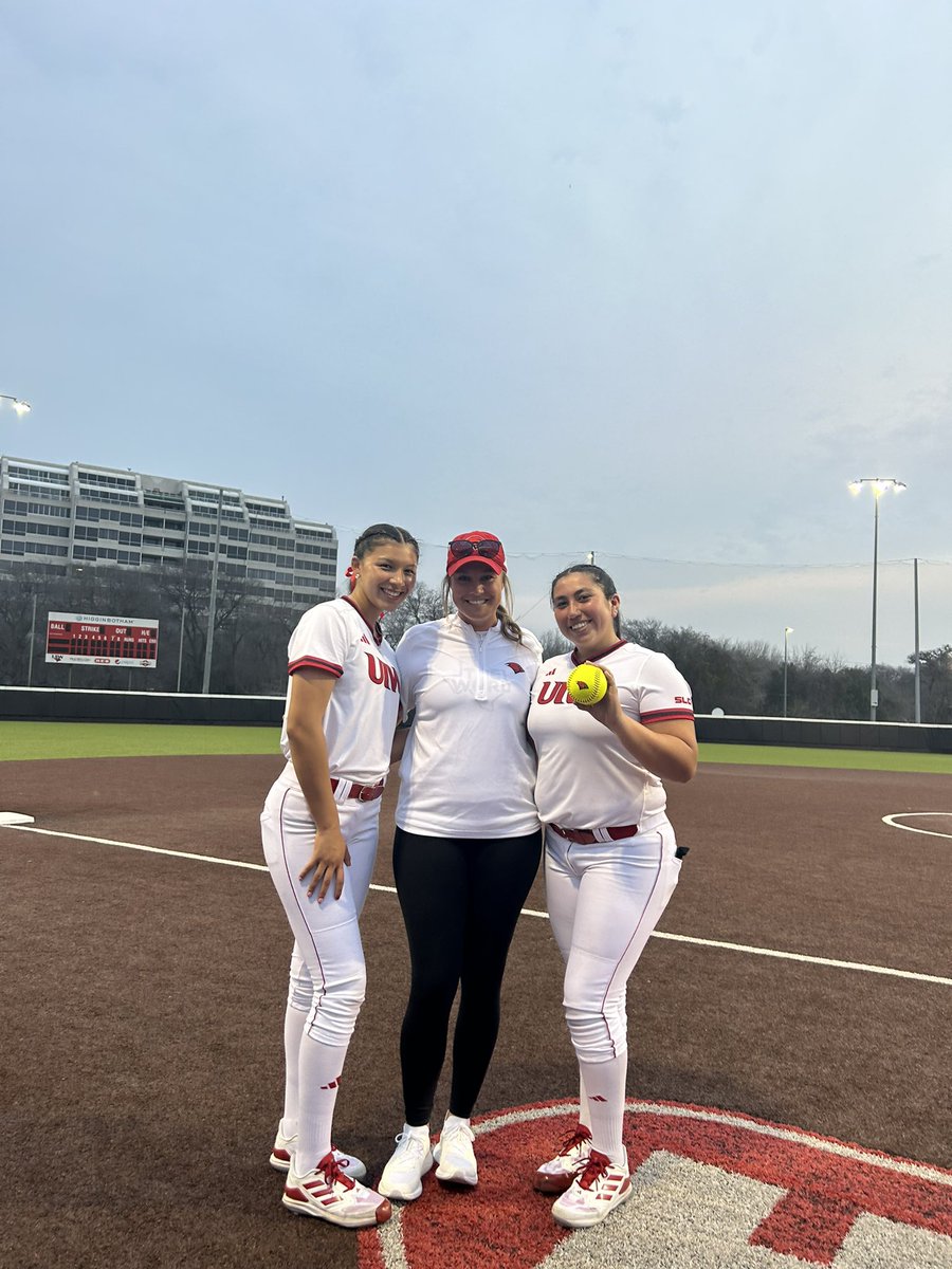robynleightonn's tweet image. TWO WINS, TWO SHUTOUTS, AND A COMBINED NO-NO?! 

SO proud of our WHOLE pitching staff for buying into their roles &amp;amp; executing!

(Special shout out to these two for making my 1st no-hitter as a pitching coach a great one 🤩)

@UIWSoftball-Let’s keep on rolling 👌🏼#Team37