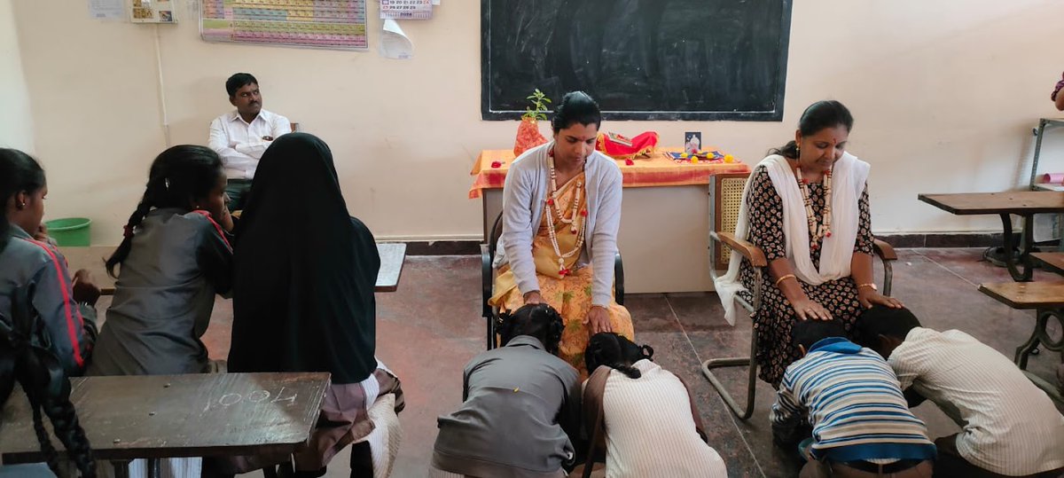 AshramBlr's tweet photo. #ParentsWorshipDay, #TulsiPujan &amp; #GeetaPujan were celebrated in 2 Govt. Schools of Murphy Town, Ulsoor, #Bengaluru on 6.2.24 with the inspiration of #Bapuji.

🔹Govt. Telegu Higher Primary School
https://t.co/wZsNxCocuE

🔹BBMP Boys and Girls High School
https://t.co/wZsNxCocuE https://t.co/lJq9NyaxHA