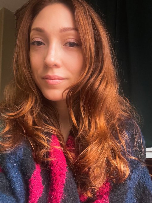 Who&rsquo;s gonna unwrap me? Available for sexting &amp; Snapchat tonight. DM me on https://t.co/mMJY9oMkST https://t