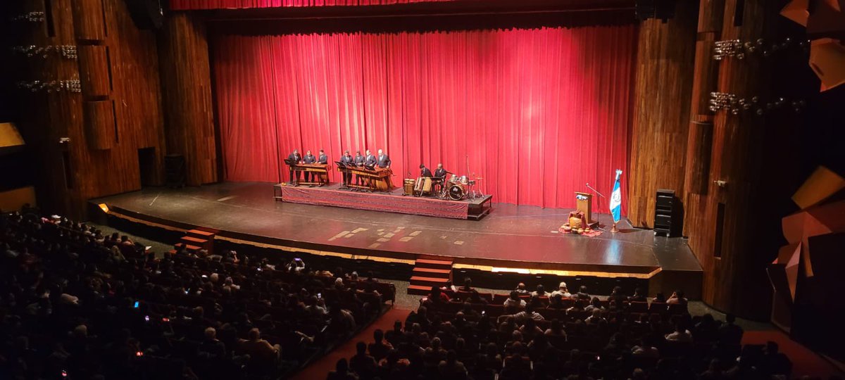 soypaulayanes's tweet photo. Hoy el teatro Nacional está lleno, la recuperación de los espacios públicos y de la cultura está floreciendo en Guatemala. 
Todos merecemos acceso a la recreación es un derecho y es revolucionario bailar,cantar y toda forma de expresión a través del arte. 
Gracias @BArevalodeLeon https://t.co/iekthWbILY