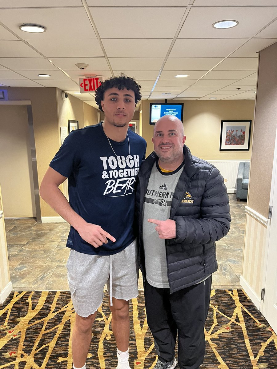 🤯…coach <a href="/andersontobin/">Tobin Anderson</a> stopped in our film room to say “hello” so naturally I looked up his <a href="/IonaGaelsMBB/">Iona Men’s Basketball</a> team and just so happened to see he has a player from Picayune, MS my hometown!! Meet my man <a href="/IsaacThatboi/">Isaac Brice</a> ! Just 2 dudes from <a href="/PMHS_Athletics1/">Picayune Athletics</a> in Buffalo, NY! 
Small 🌎