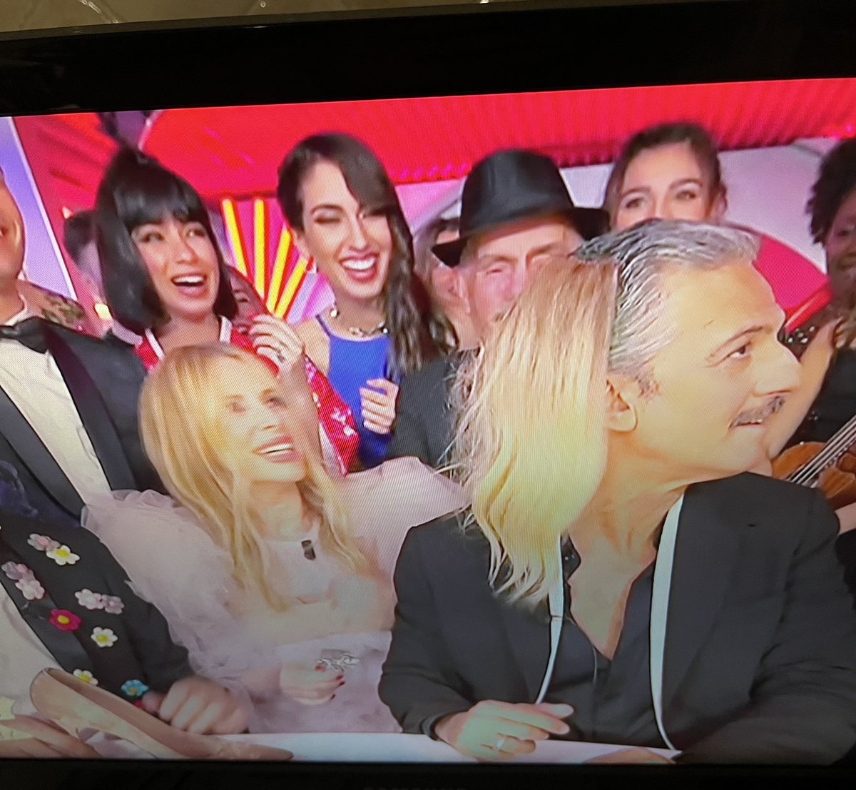 La #Marcuzzi perde una extension, e la ‘mette’ #Fiorello Ne teniamo una per Travolta? 😂 @ViVaRai2Off #Sanremo2024