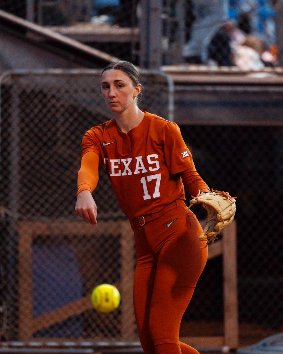 TexasSoftball's tweet photo. the stage is yours, kiddo 🤘

#HookEm | @teagan_kavan https://t.co/sSwEu0VWXD