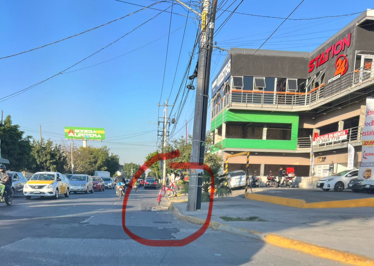 SepGeo's tweet photo. @siapagdl boca de tormenta peligrosa ⚠️ desde hace más de 1 semana (lo bueno es que los ciudadanos ya le pusieron una bandera) 
Av. Belisario Domínguez y Circunvalación (sentido de sur a norte) https://t.co/xeP42feywy