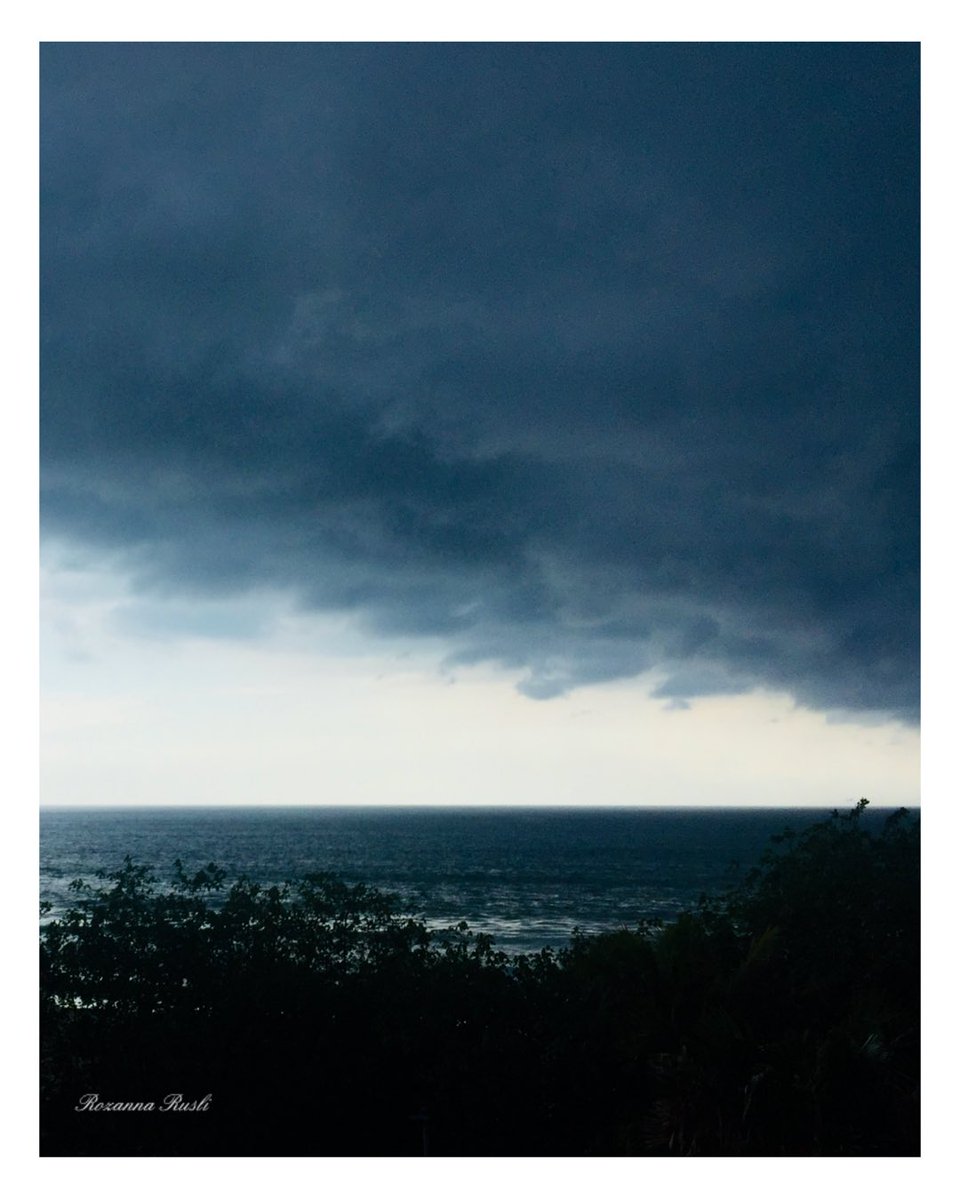 rozanna_rusli's tweet photo. You can’t choose the win & the storm, but you can stand firm; although your heart is broken, your mind tiredly asks you to just stop & give up.
Don't, but just be kind to yourself.🫶🏻
Wishing you a restful Saturday.💙
#storm #StormHour #ThePhotoHour #NatureForce #photography https://t.co/x7LEowkMr7