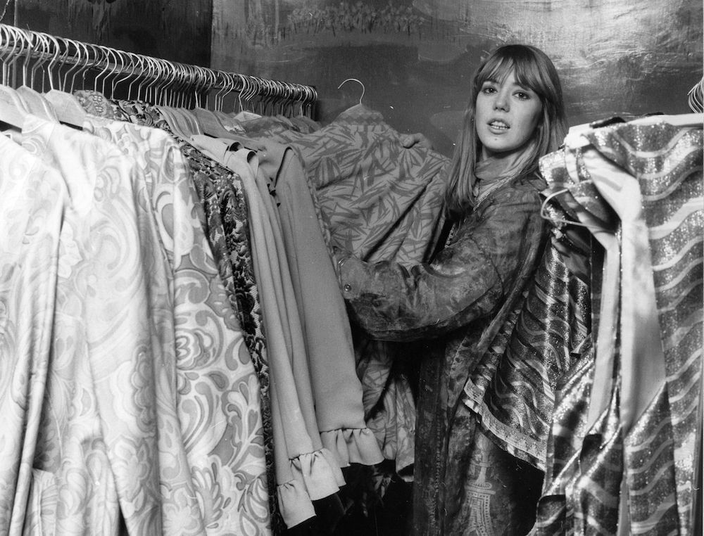 Jenny Boyd helps out at Apple Boutique, the Beatles clothes boutique in Baker Street, London. December 1967.

#swinginglondon  #vintagefashion  #sixtiesfashion