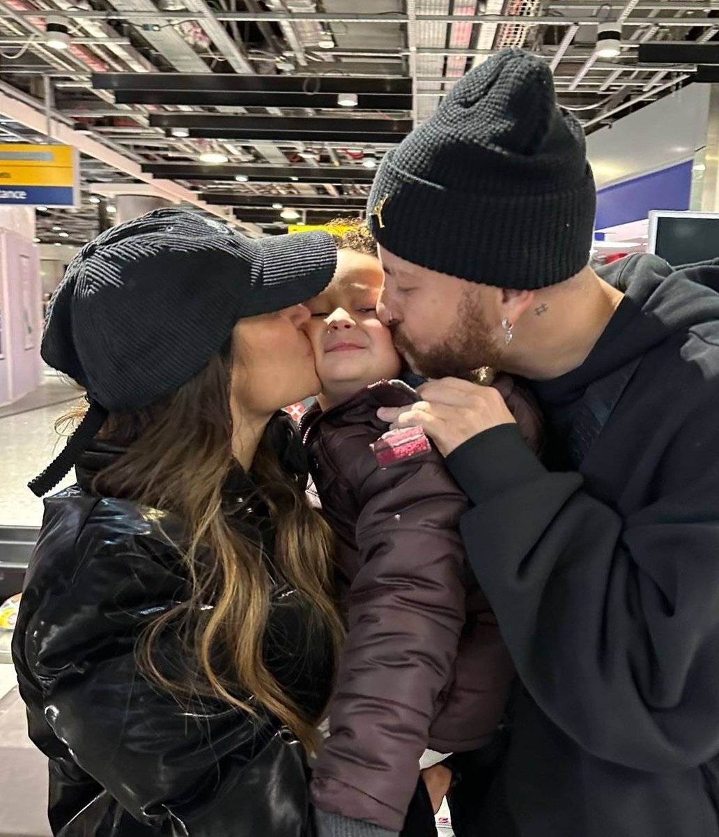 Ingridcomentaa_'s tweet photo. Único entretenimento que sinto falta é da minha família #bied em Londres.
queria parte 2 da viagem sabe... https://t.co/1gVxSCsLjr