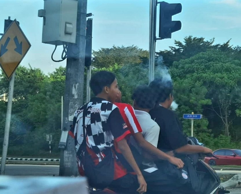 NolyNoah's tweet photo. So shocked this morning to see the school kids, 4 of them riding a motorcycle while the one in front vaping. Parents... Please be    alert on your kids activities if you treasure them. https://t.co/02tgUoDXZC
