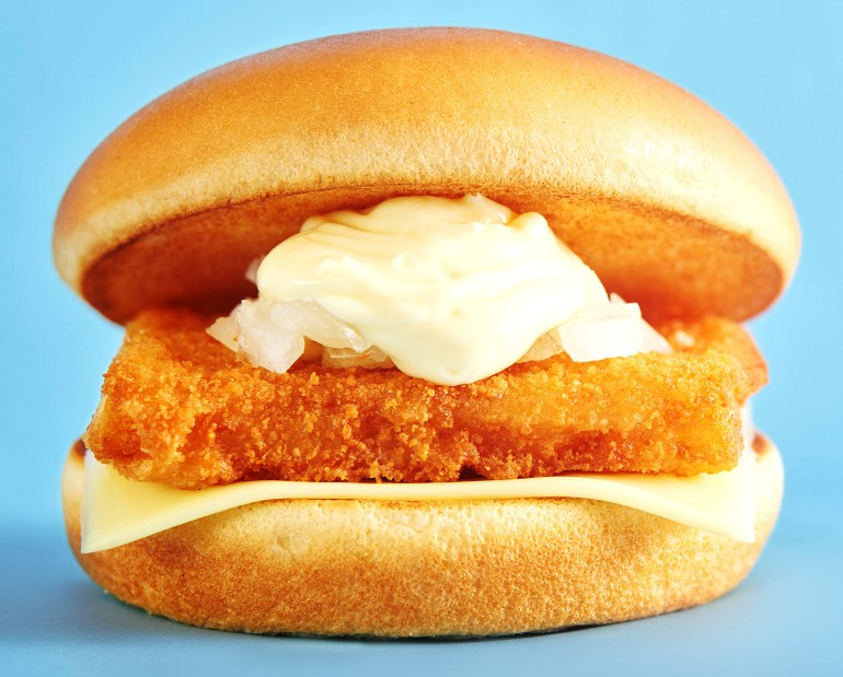 mos_burger's tweet photo. きめの細かい衣でやさしくしっかり包みこむことで、白身魚のおいしさを邪魔しない #フィッシュバーガー に仕上げています🐟

ネット注文はこちら https://t.co/kEzTdW2jTF

#モスバーガー

※チーズは加熱処理をしています https://t.co/cGkWZYxsW8