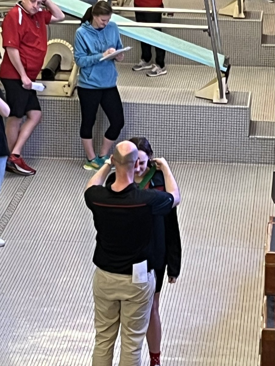 24KOP24's tweet photo. Very special moment as ‘Coach Dad’ awards Adelaide her medal earned by dropping 1.1 seconds from her lifetime best in the 100 fly. Also took home hardware for the IM relay and 200 free relay.  Could not be more proud all her hard work and grit 💪 Well done to all Warwick swimmers https://t.co/qlV4U8orba