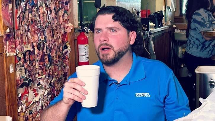 LukeWhitneyTV's tweet photo. The first episode of ‘Grub or Flub’ has officially dropped! Tune in to see if I can take down the “Hottest Burger on the Planet”🔥

Where to watch⬇️⬇️⬇️ 

YouTube | https://t.co/GE7iZeh0a6 

Article | https://t.co/1rUkz9svwo 

KENS 5+ App https://t.co/Jxyxpvs5kO
