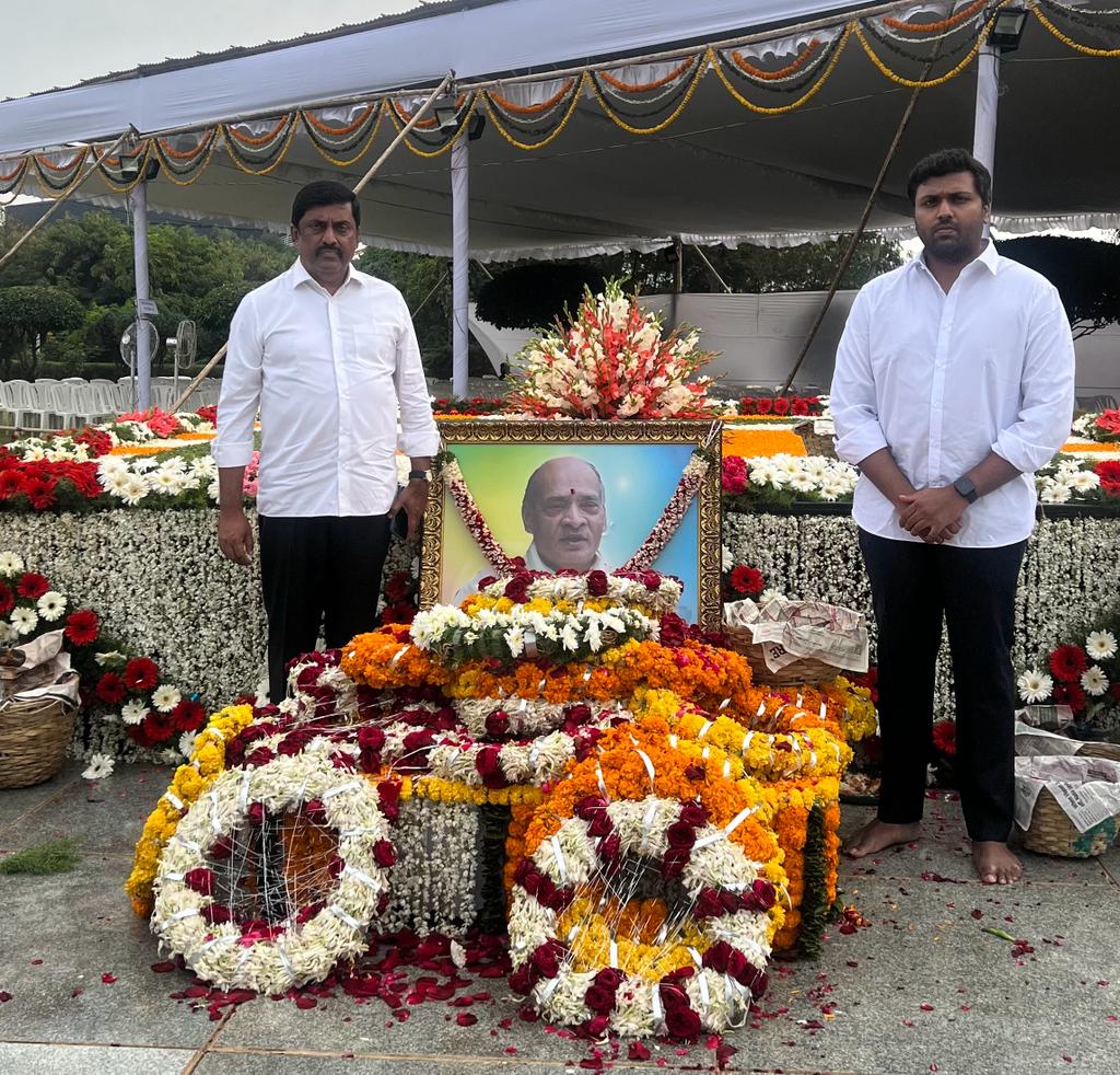 Nallarikishore's tweet photo. Honouring PV Narashima Rao with Bharat Ratna is a welcome news. When he initiated the economic reforms, commonly known as the LPG policy, many were fiercely against the policy. Now the whole country is reaping the benefits of that policy.
#BharatRatnaPVNR 
@JaiTDP https://t.co/TIpJdOQhwd