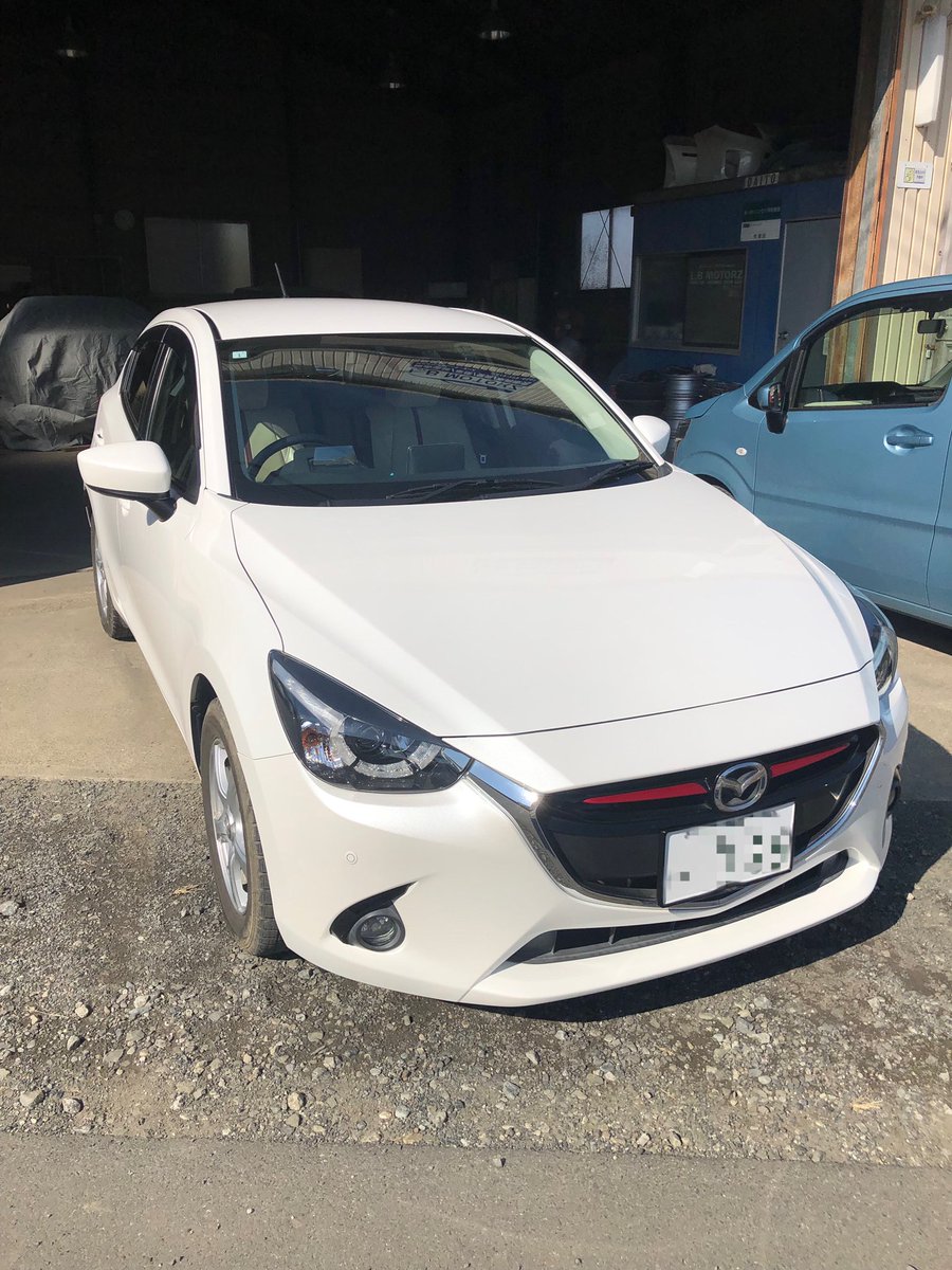 LB_MOTORZ's tweet photo. 午前中はリアバンパー交換でお預かりしていた デミオ の納車です✨
最近のマツダはデザインはカッコいいですが
この型でしかも1番人気色のパールでも色無しの素地バンパーしか部品が出ず
まぁ当然そうなるとソナーの穴も空いて無い訳で
まぁやっぱりこの辺はマツダかなって感じっすな😅 https://t.co/nerHNuK3XG