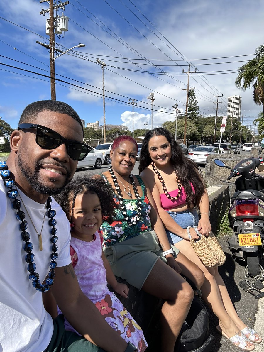 LindsoTheGreat's tweet photo. Ready to enjoy our 10 days in Hawaii https://t.co/8rm3ogd5Gm