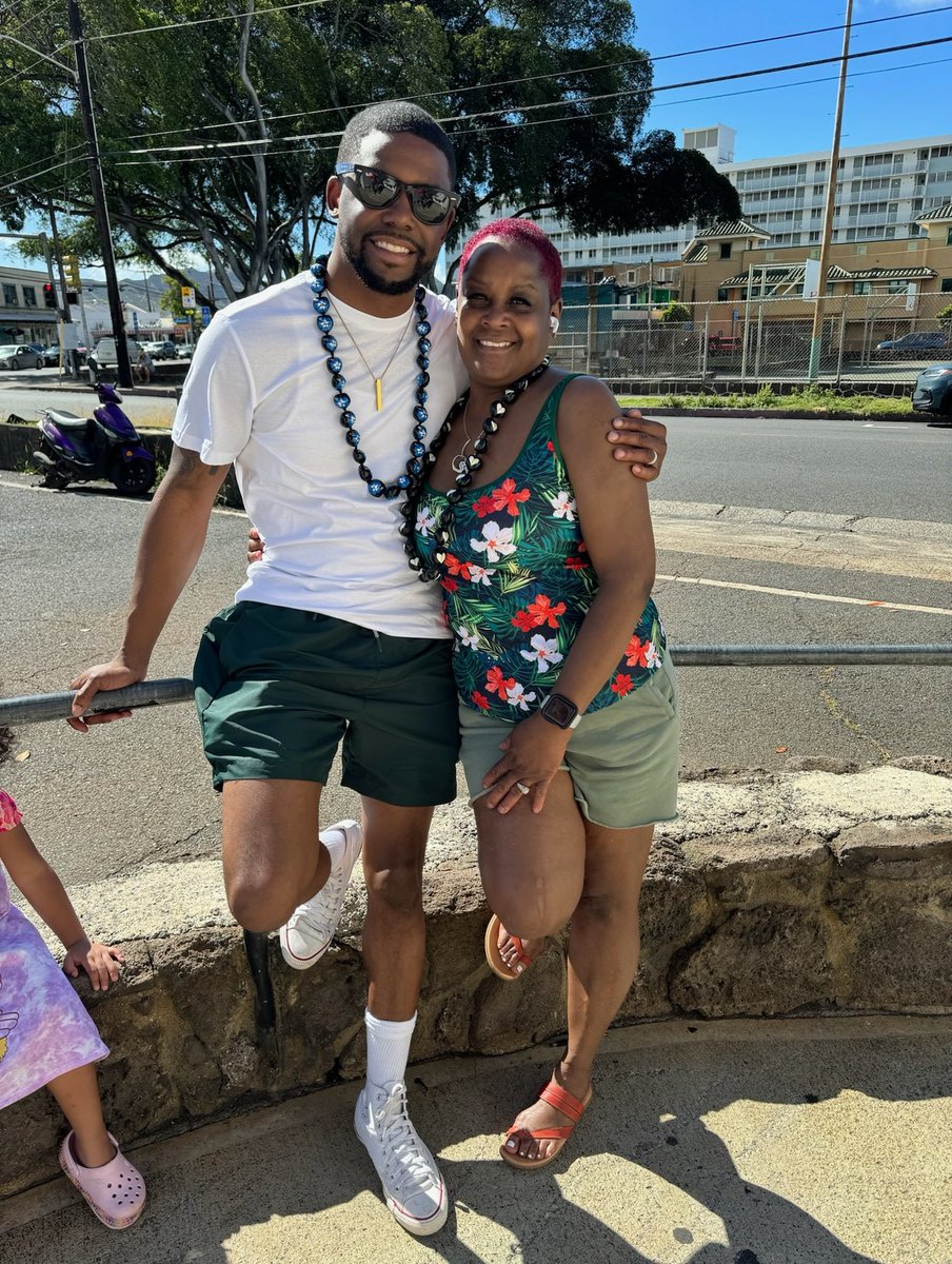 LindsoTheGreat's tweet photo. Ready to enjoy our 10 days in Hawaii https://t.co/8rm3ogd5Gm