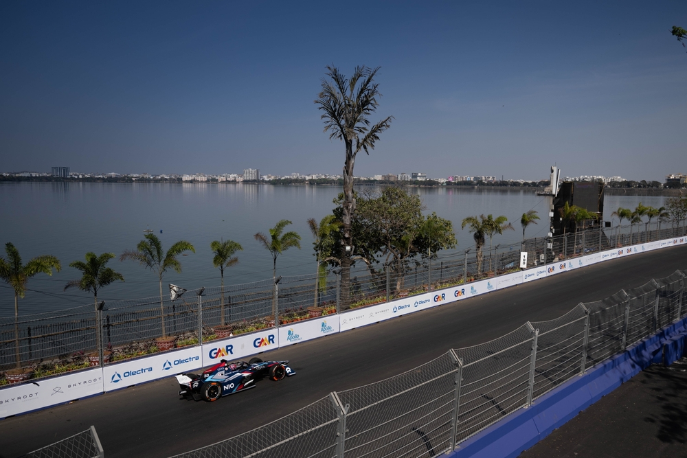 FormulaGledek's tweet photo. Harusnya hari ini #HyderabadEPrix ☹️

Cuma karena pemerintah setempat yang baru terpilih beda pandangan soal #FormulaE, jadinya batal deh. https://t.co/8RONB6UZr0