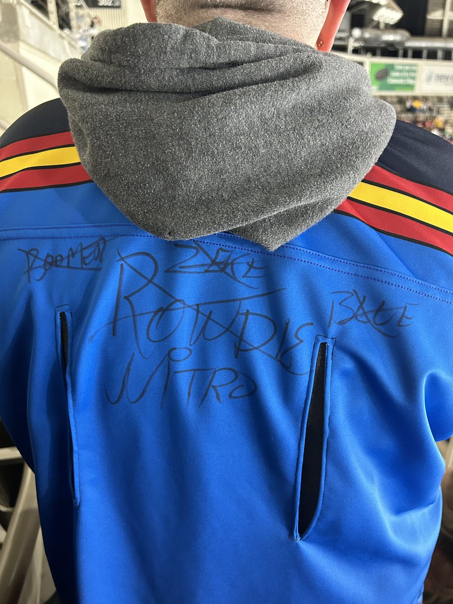 cpugh1965's tweet photo. 2/2 that when he was signing my jersey, he was signing more than his name. Sorry, @PacersBoomer, @blue, @RowdieBear, and @IndyElevenZeke…. @NitroIndyFuel is my favorite… …..Dragon❤️ 😘 https://t.co/jwdetIJsa9