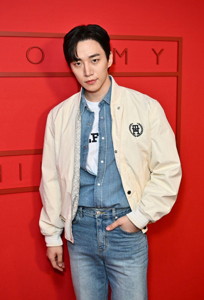 thejypnews's tweet photo. 📸 240209

.@follow_2PM’s LEE JUNHO (@follow_leejunho) attends the Tommy Hilfiger show during New York Fashion Week.🗽

#2PM #투피엠 #JUNHO #준호 https://t.co/WBjuYuujgi