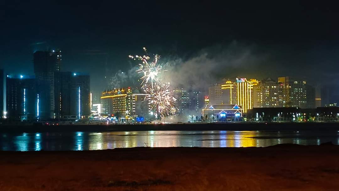 KhaosodEnglish's tweet photo. Thai people in Chiang Saen District, Chiang Rai Province, which share a border with Mueang Ton Phueng, Huai Xai Province, Lao PDR, known as "King Roman," parked their cars to watch the Chinese NY fireworks display on Feb 9. #chiangrai #thailand #laos #KingRoman https://t.co/NMZg4nuXQG