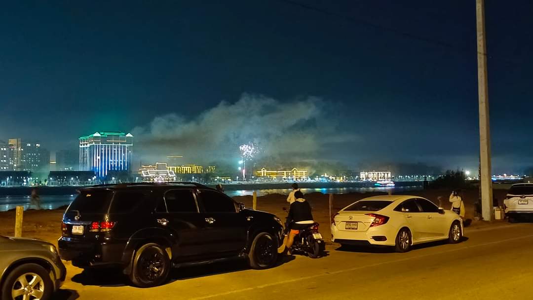 KhaosodEnglish's tweet photo. Thai people in Chiang Saen District, Chiang Rai Province, which share a border with Mueang Ton Phueng, Huai Xai Province, Lao PDR, known as "King Roman," parked their cars to watch the Chinese NY fireworks display on Feb 9. #chiangrai #thailand #laos #KingRoman https://t.co/NMZg4nuXQG