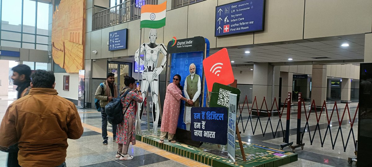 अस्था के धाम अयोध्या धाम रेलवे स्टेशन पर माननीय  मोदी जी के साथ सेल्फी लेना हर वर्ग  के लोंगो मे एक यादगार पल। हम अपने <a href="/drm_lko/">Lucknow Division NR</a>  सर जी को धन्यवाद  देते है  की यात्री अपने साथ एक सुखद, सुनहरी यादे भी ले जा रहे है <a href="/AshwiniVaishnaw/">Ashwini Vaishnaw</a> <a href="/kpmaurya1/">Keshav Prasad Maurya</a> <a href="/RailMinIndia/">Ministry of Railways</a>