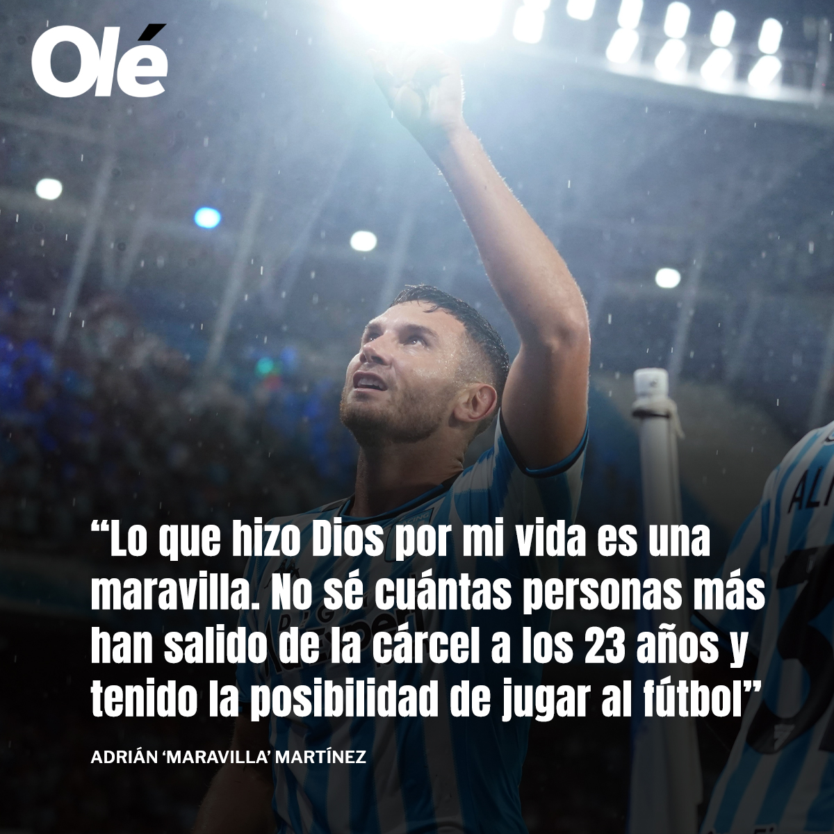 DiarioOle's tweet photo. ⚪️🔵 Luego de sus primeros tres goles con Racing en el 4-1 a San Lorenzo, Adrián Maravilla Martínez le agradeció a Dios por este momento y recordó su etapa en prisión.

🔙 En 2014, llegó a estar 7 meses en la cárcel tras haber sido acusado de quemar la casa de los agresores de su hermano, quien había sido baleado. Finalmente, lo encontraron inocente y recuperó su libertad.
🌟 Con 31 años, y luego de un gran 2023 en Instituto, la Academia lo fue a buscar y este viernes tuvo su primera gran noche.

📸 Juano Tesone (Clarín/Olé)