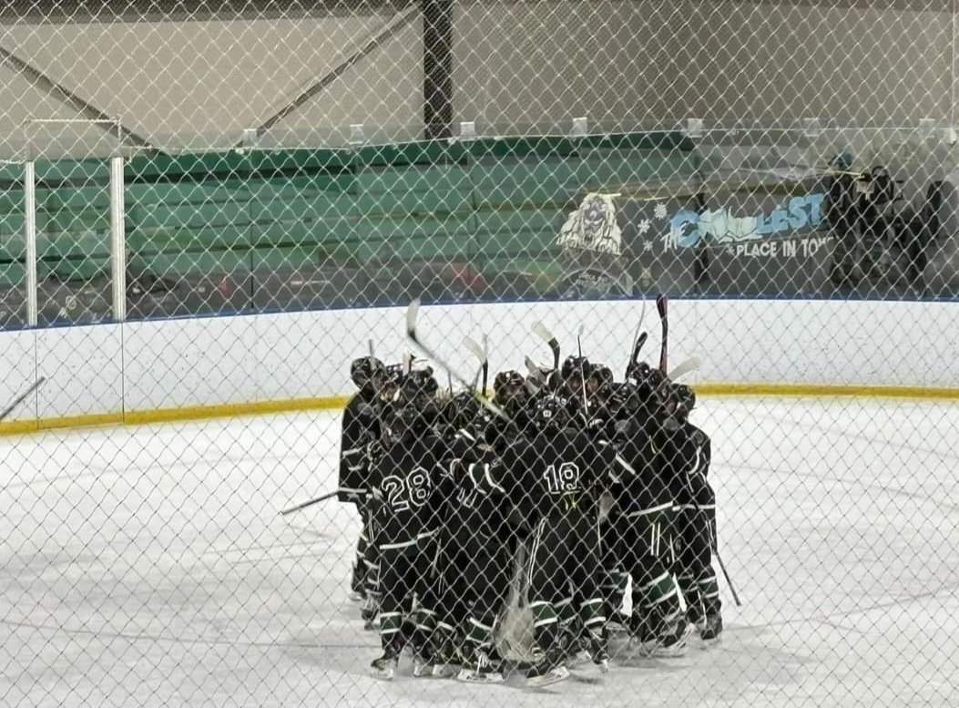 Mustangs with the upset, come from behind 4-3 win over #1 seed CVCA in Baron Cup semifinals to earn a spot in tomorrow’s championship finals We will play the winner of Kenston vs Avon Lake tomorrow at 7pm at Brooklyn Rec Come pack the stands and cheer us on! 💚🐎🏒