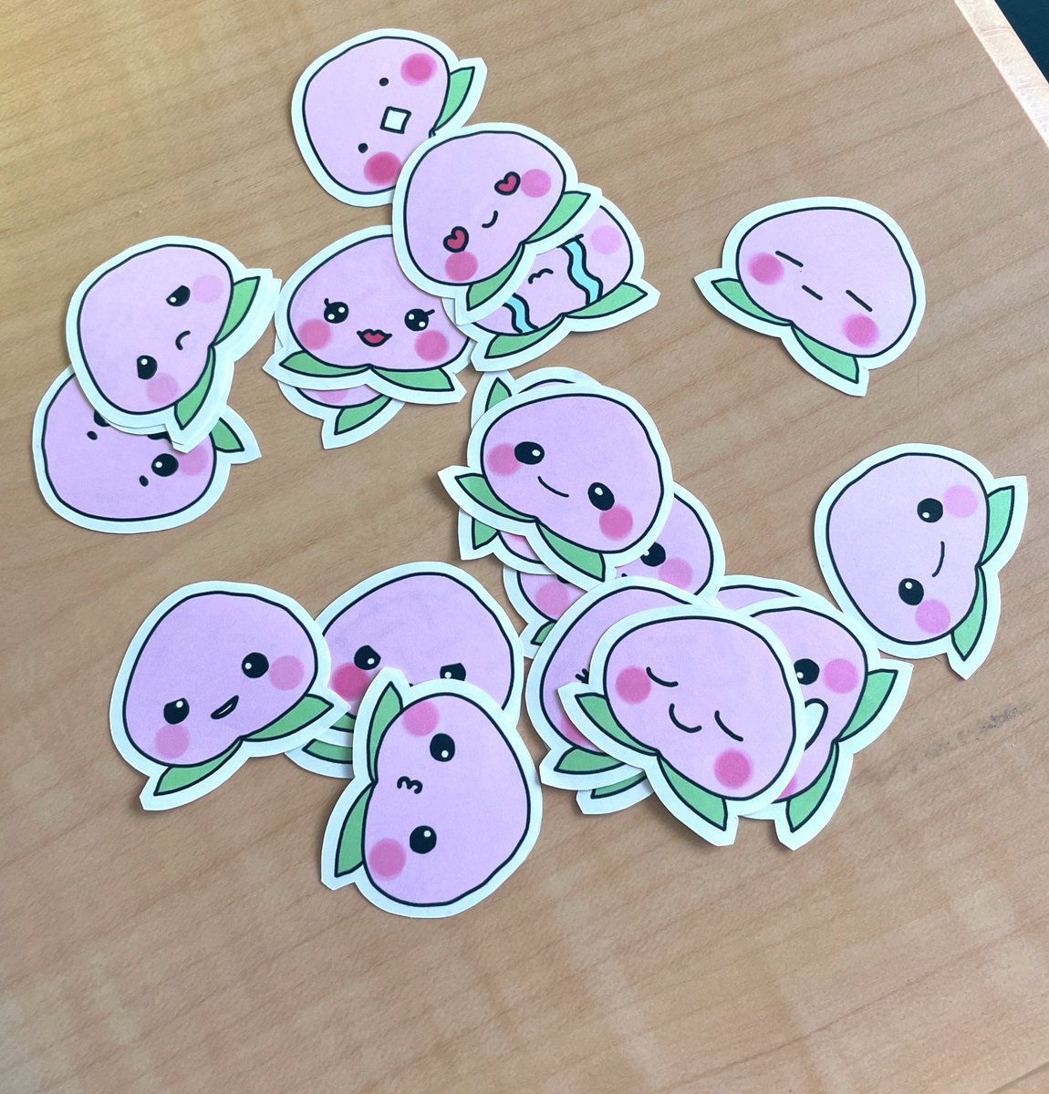 pipipimmm___'s tweet photo. フレークシール試作👐

ラベルシールでやったら薄いなー！！みなさんシール台紙どんなの使ってますか？🤣

#イラスト好きさんと繋がりたい #フレークシール #桃　#イラスト
#カッティングマシン
#アイビス https://t.co/nluGi32wLG