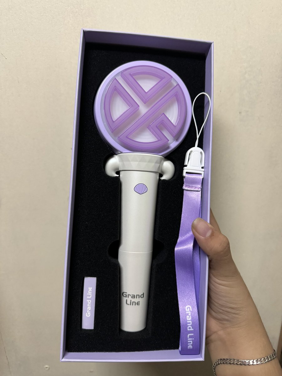 iamrashieee's tweet photo. Thank you so much @LLShoppe got my Yixing lightstick, so prettyyyy! 🥺🫶🏼
See you @layzhang! Grandline in the Philippines, please. #manifesting ✨
#LLSFeedback #LLSProof https://t.co/Lg9snAckEG