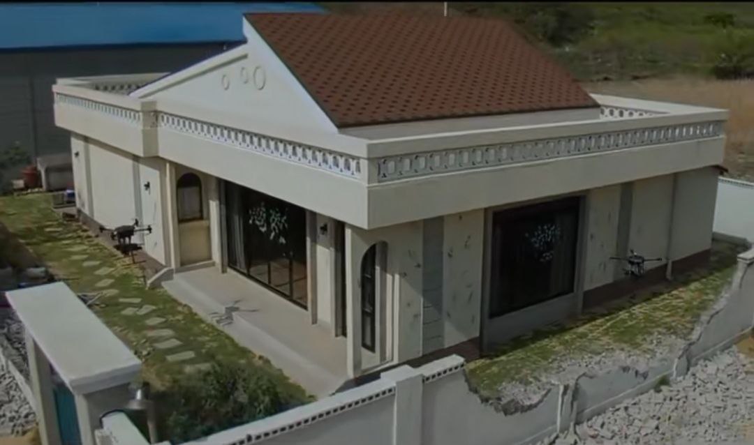kdrama_menfess's tweet photo. •kdm• Rumah bukan sembarang rumah.... https://t.co/t79zfs3vLX