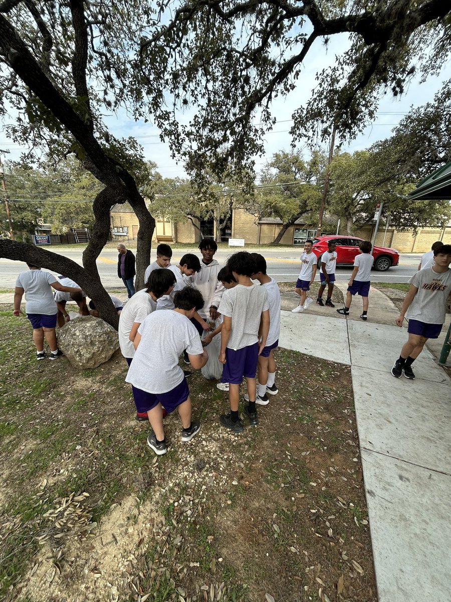 CoachMcGinnis23's tweet photo. Cleaning up our community during athletics. Proud of this group making Hobby the best place around. #cleanup #goldgroup #RootedHobby @ElCarranco1 @NISDHobby https://t.co/Lhg1bLrqQk