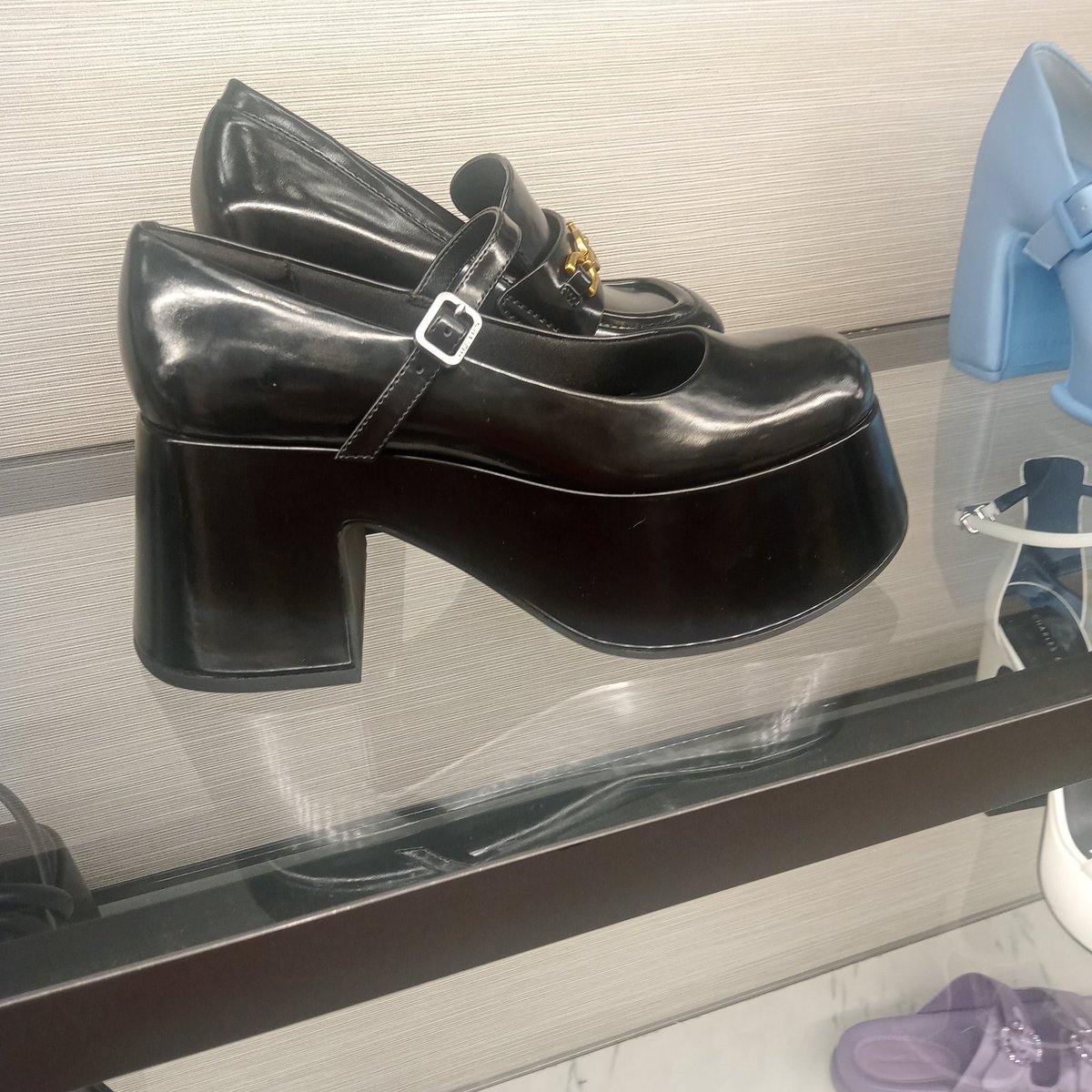 bluekey123's tweet photo. How I see shoes https://t.co/lVvBZjzqfJ