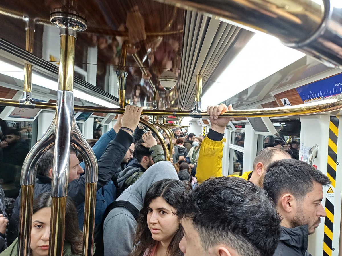 METRO SEFER ARALIĞI NEDEN 14 DAKİKA DA BİR  ??  KONAK - KSK VAPURU ZATEN 30 DAKİKA DA BİR ! CMT İŞE NASIL YETİŞECEĞİZ SYN BÜYÜKŞEHİR ???
<a href="/izmirhim/">İzmir HİM</a> 
<a href="/izmirbld/">İzmir Büyükşehir Belediyesi</a> 
<a href="/tuncsoyer/">Tunç Soyer</a> 
#izmirbüyükşehirbelediyesi 
#izmir 
#Metro