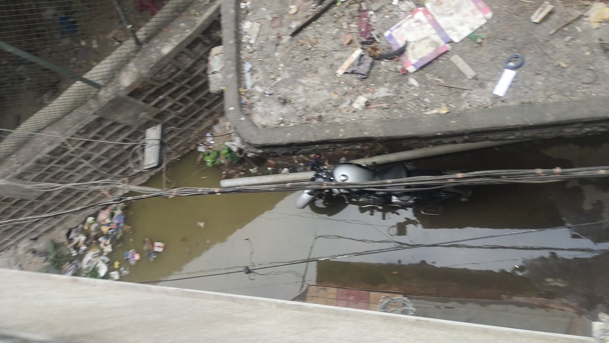 TSravan11's tweet photo. @GHMCOnline drinagé over flow on road https://t.co/tsw4tOUr77