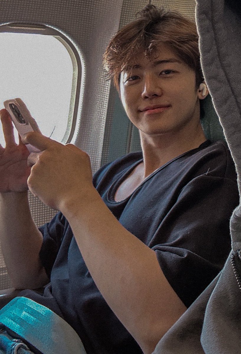 เสื้อยืด หน้าสด ผมไม่เซตก็ยังหล่อ โคตรขี้โกงเลย
