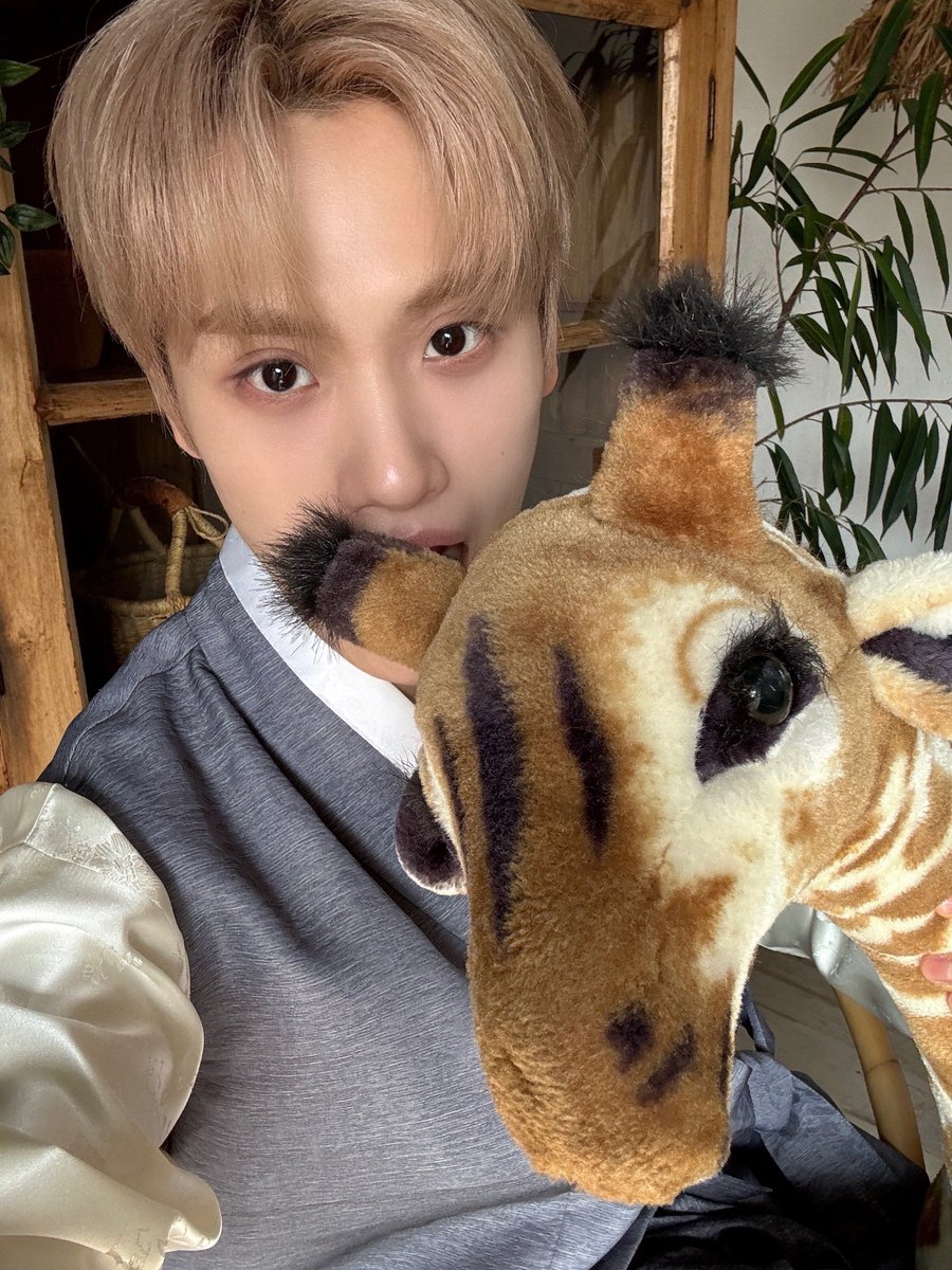 TIOT_NOW's tweet photo. [#준현]
가족들과 저보다 더 행복한 시간 보내세요
그리고 2024년 더욱더 빠이팅 
출발해보아요 새해 밥 많이 먹으세요

#금준현 #KUMJUNHYEON
#TIOT #티아이오티 https://t.co/O05F5X5JRl