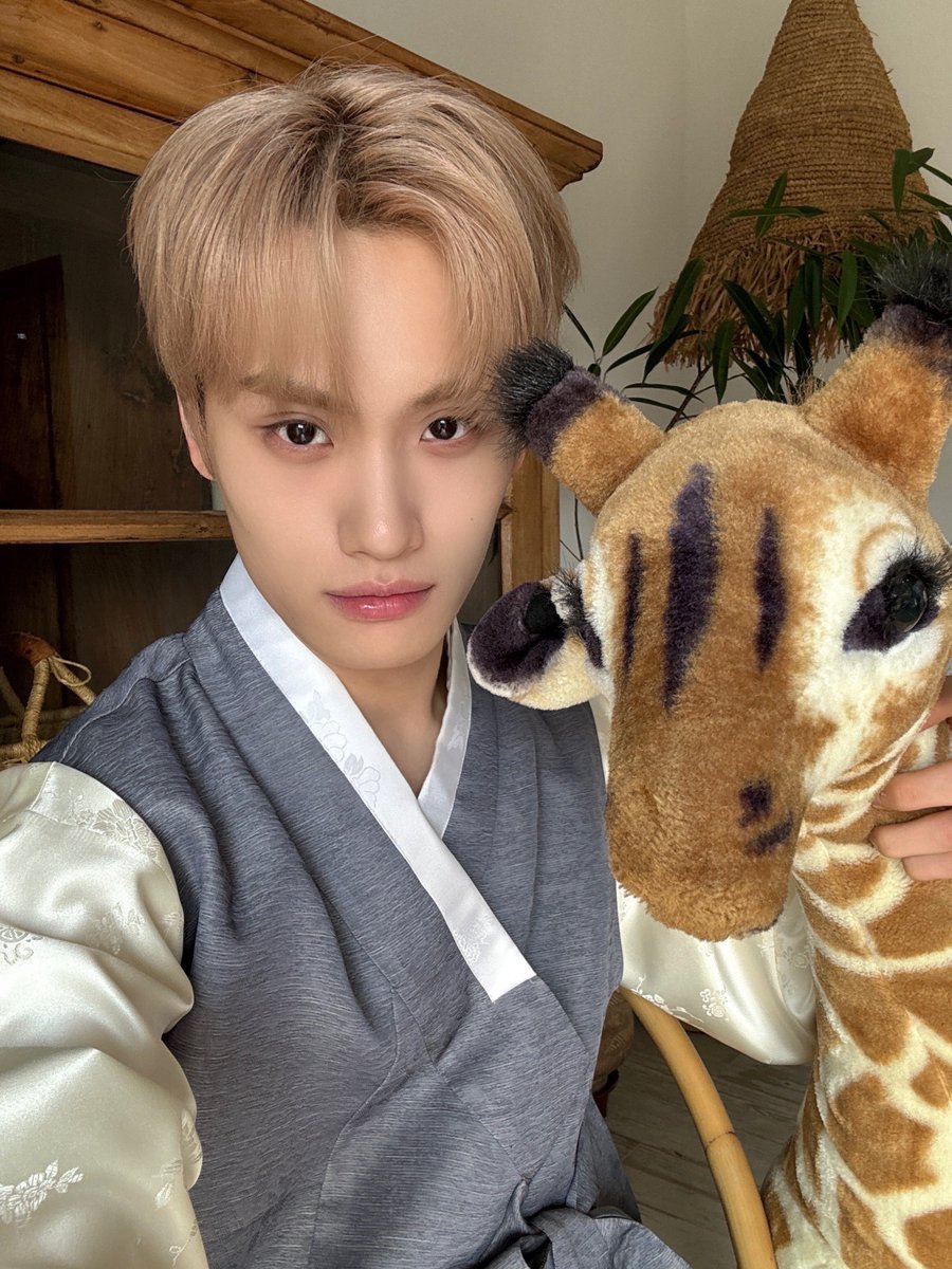 TIOT_NOW's tweet photo. [#준현]
가족들과 저보다 더 행복한 시간 보내세요
그리고 2024년 더욱더 빠이팅 
출발해보아요 새해 밥 많이 먹으세요

#금준현 #KUMJUNHYEON
#TIOT #티아이오티 https://t.co/O05F5X5JRl