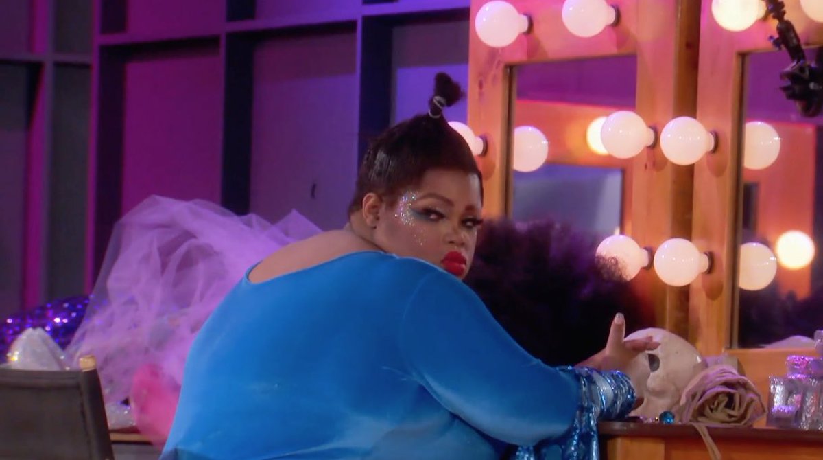 Yall didn’t learn to leave that blue fabric on that damn wall??????? #dragrace