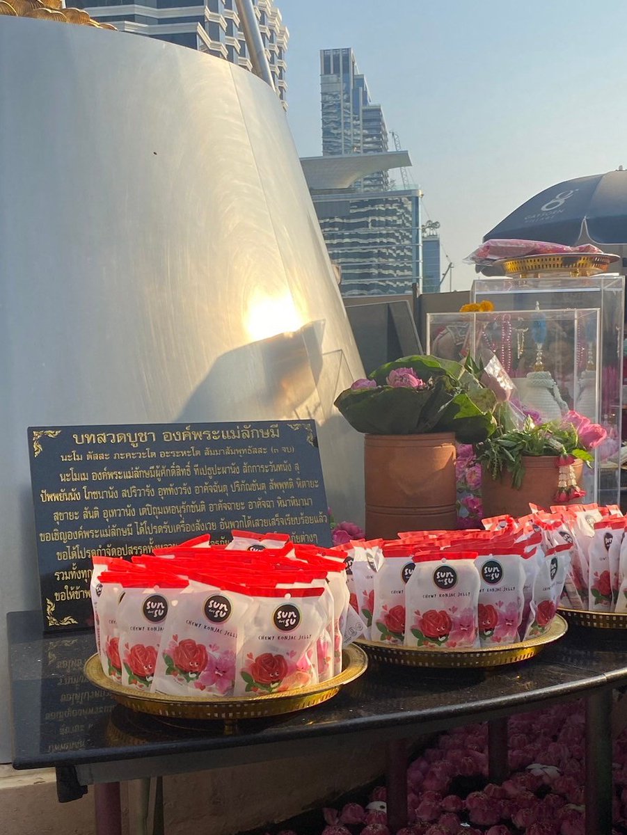 _fortunetelling's tweet photo. วันก่อนไปไหว้พระแม่ลักษมีเอาฤกษ์เอาชัยเปิดดวงรับวาเลนไทน์สะหน่อย แต่สะดุดตากับของไหว้ แกรรรรร สรรหาของใหม่ๆสีชมพูไปไหว้พระแม่เกิ๊นนน 555 แบบใหม่แบบสับสุดๆ คนเอามาแก้บนเยอะมาก แสดงว่าถวายอันนี้แล้วปัง https://t.co/NsESAPrrOG
