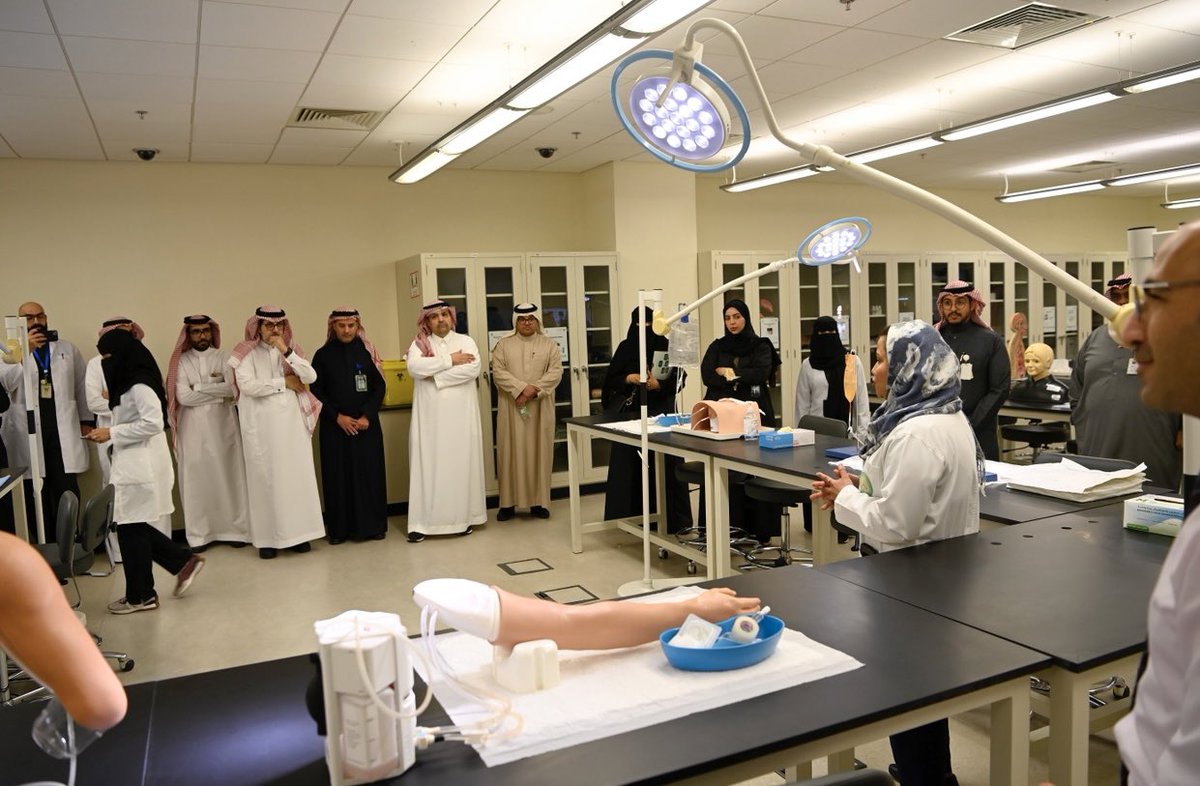 Albekairy_AM's tweet image. كما زار أصحاب السعادة العمداء مركز الرياض للمحاكاة وتنمية المهارات السريرية #RCSC في رحاب الجامعة ، واطلعوا على أحدث التقنيات الحديثة في مهارات التعليم الطبي . 
#كاساو 
 #مجلس_عمداء_كليات_الصيدلة