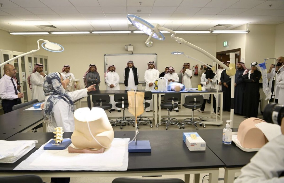 Albekairy_AM's tweet image. كما زار أصحاب السعادة العمداء مركز الرياض للمحاكاة وتنمية المهارات السريرية #RCSC في رحاب الجامعة ، واطلعوا على أحدث التقنيات الحديثة في مهارات التعليم الطبي . 
#كاساو 
 #مجلس_عمداء_كليات_الصيدلة
