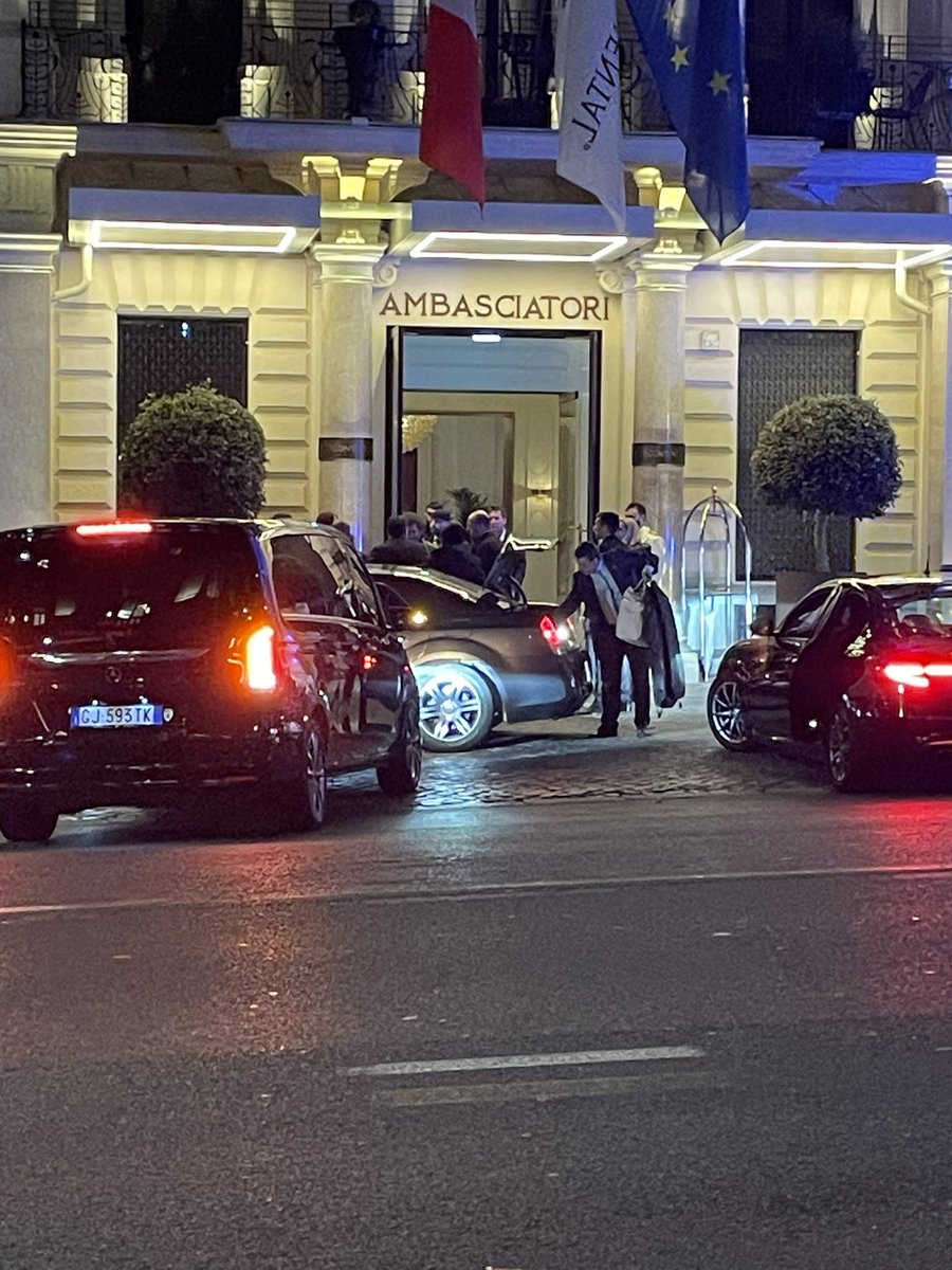 El desquiciado y su numerosa comitiva se hospedan en el hotel de lujo Ambassador gastan la módica suma de 4 mil dólares la noche, para la casta hay plata 🤬🤬
#Presiduende