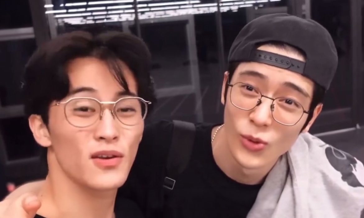 markfcore's tweet photo. they be sharing the same braincells 😭 https://t.co/kVJy4dTm1g