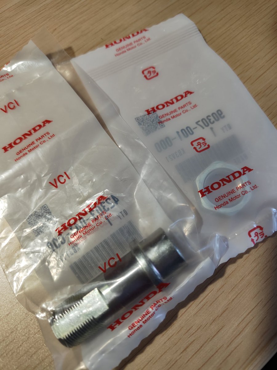 monacaBike's tweet photo. ネジが渋いので外れなくなる前に交換 https://t.co/zUyhaKaIs4