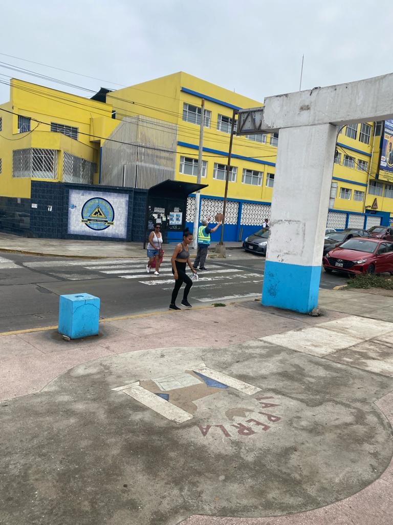 LZuni's tweet photo. My father is snowbirding in Lima (Peru) and has been tired of vehicles not stopping to allow pedestrians to cross a busy boulevard. He decided  to create a 🛑 sign and bought himself a vest to become a crossing guard. Crossing guards don’t exist in Lima. 

Oh gosh. https://t.co/WCwwK5paAQ