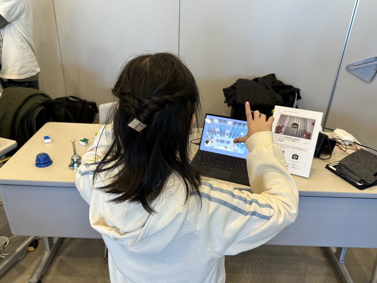 youtoy's tweet photo. 今回の #DGであそぼ の自分の展示は 2つ

1つは #NT東京 にも出していた #IoTLT ブースにも出した「透明マント／光学迷彩ができる Webアプリ」です！

#p5js と #MediaPipe での実装

早速、体験もしてもらえてます！
（写真の掲載許可もらえたもの）

#MadeWithTFJS #TensorFlow #TensorFlowJS https://t.co/m7ylPso8Hx