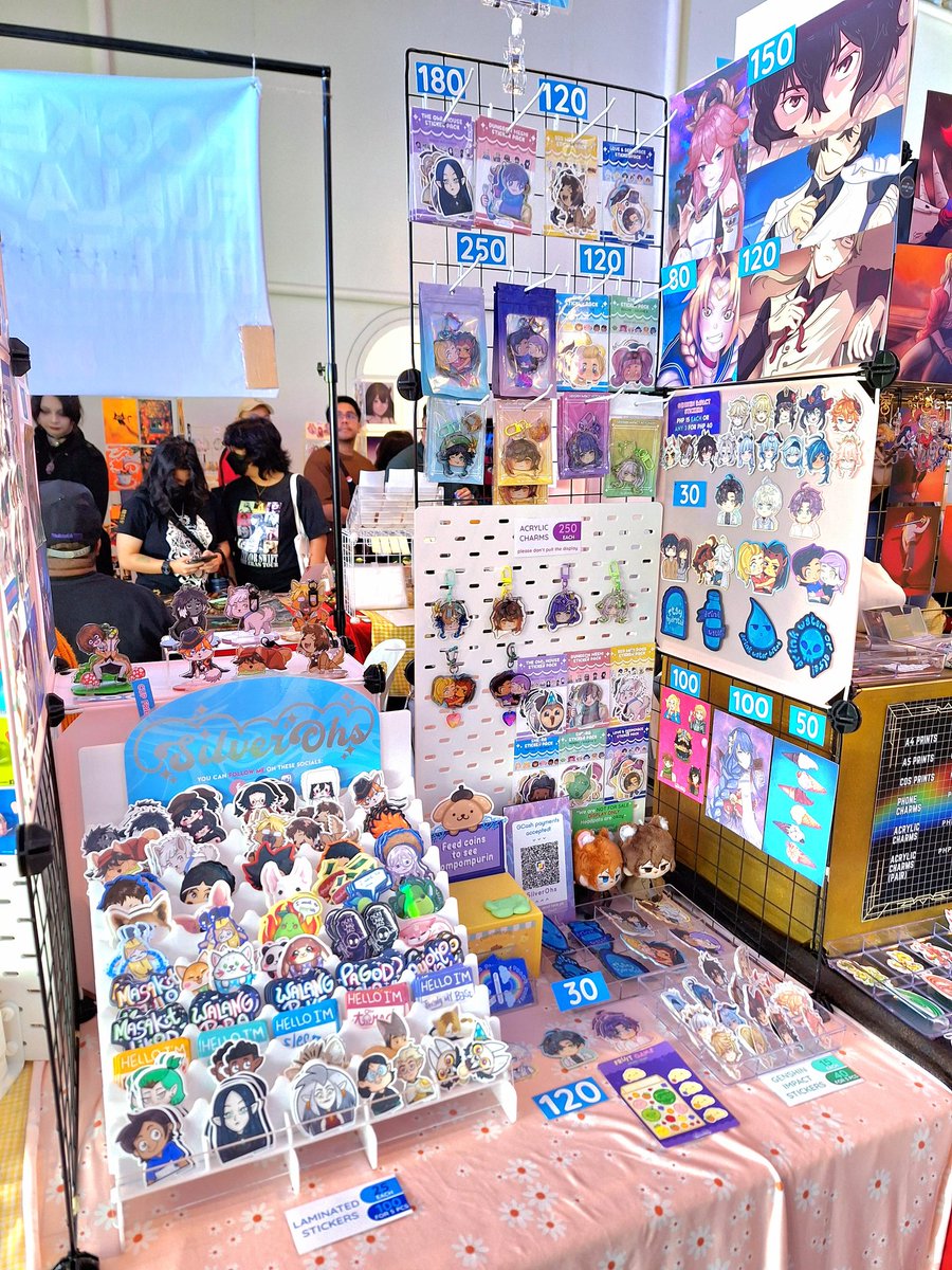 SilverOhs's tweet photo. All set up for Komiket QC! 🥳🥰💖

My booth is so colorful 🤩✨️

See you this weekend!~ 🥺 https://t.co/E0PaiaxM7t
