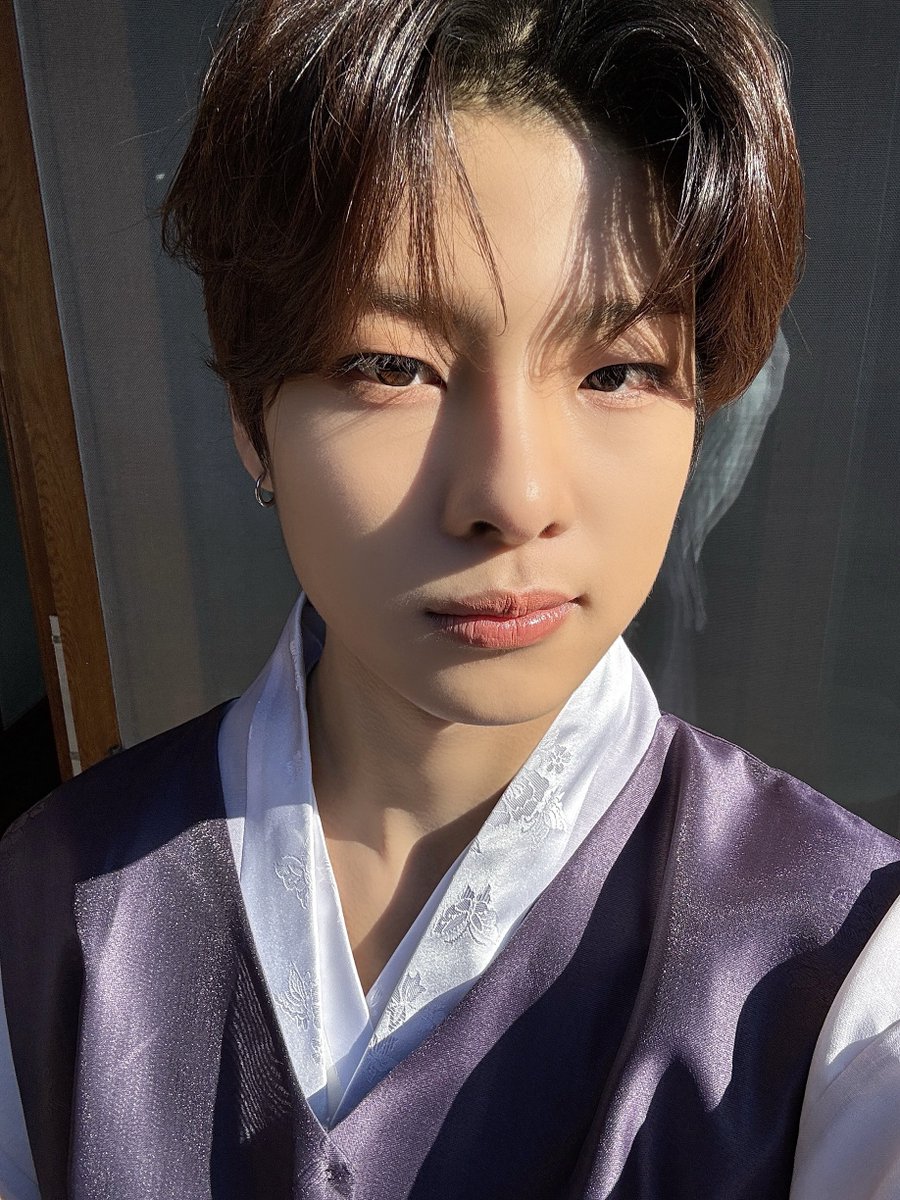 YOUNITE_twt's tweet photo. 유니즈 설 연휴 잘 보내요❤️
그리고 새해 복 많이 받기‼️

#시온 #SION https://t.co/4IgIGPws2v