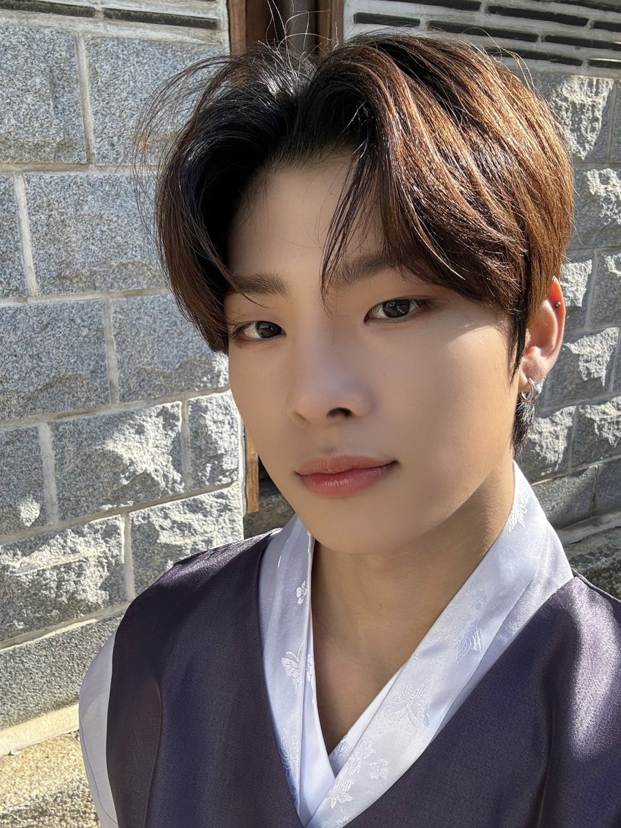 YOUNITE_twt's tweet photo. 유니즈 설 연휴 잘 보내요❤️
그리고 새해 복 많이 받기‼️

#시온 #SION https://t.co/4IgIGPws2v