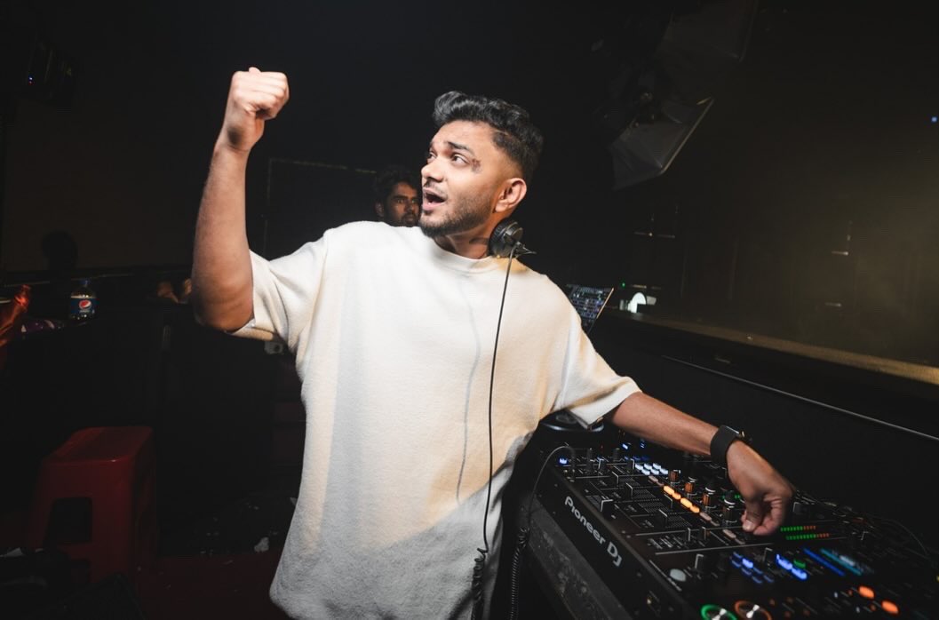 djsahilnrg's tweet photo. In the zone where music and NRG collides ⚡
#djsahilnrg
@hammerzznightclub
📸: @_melchy_p.h.y
#luxury #mixtape #desidisco #goanightlife #partytime #luxurylifestyle #groove #comercial #nightlife #lifestyle #housemusic #goa #mixtapewednesdays #djsahil #club #music #djlife https://t.co/ksNivgIfkn